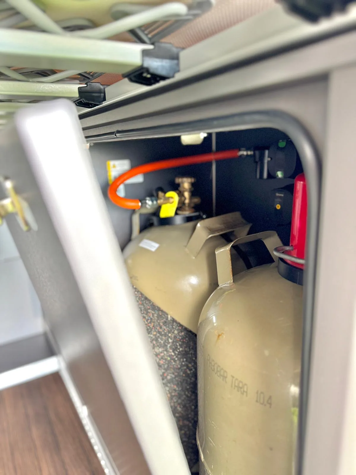 Zwei LPG-Gasflaschen im gesicherten Außenstauraum des VW Grand California für unabhängiges Kochen